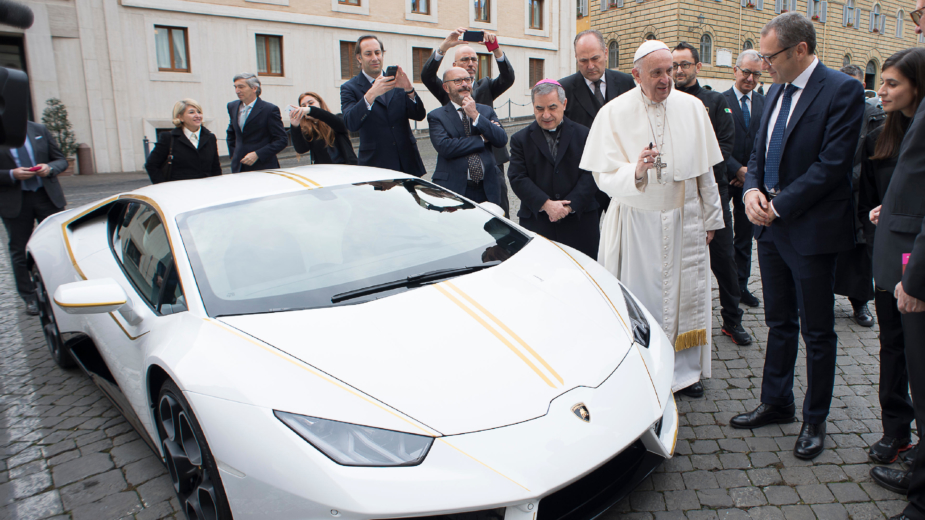 Lamborghini-Huracan-RWD-Papamóvil-7_925x520_acf_cropped