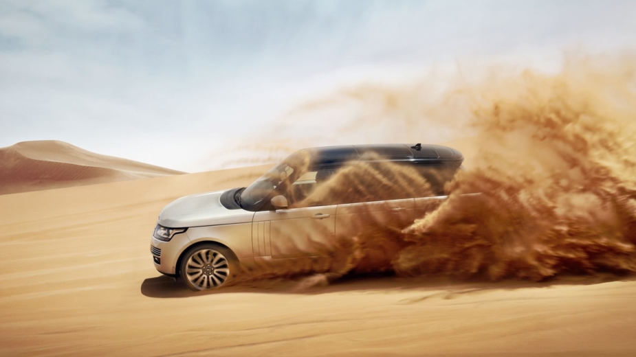 Range Rover no meio da areia