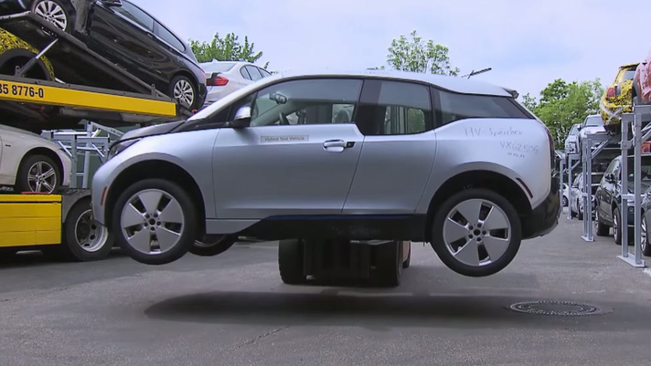 BMW Recycling Center — BMW i3 a ser transportado