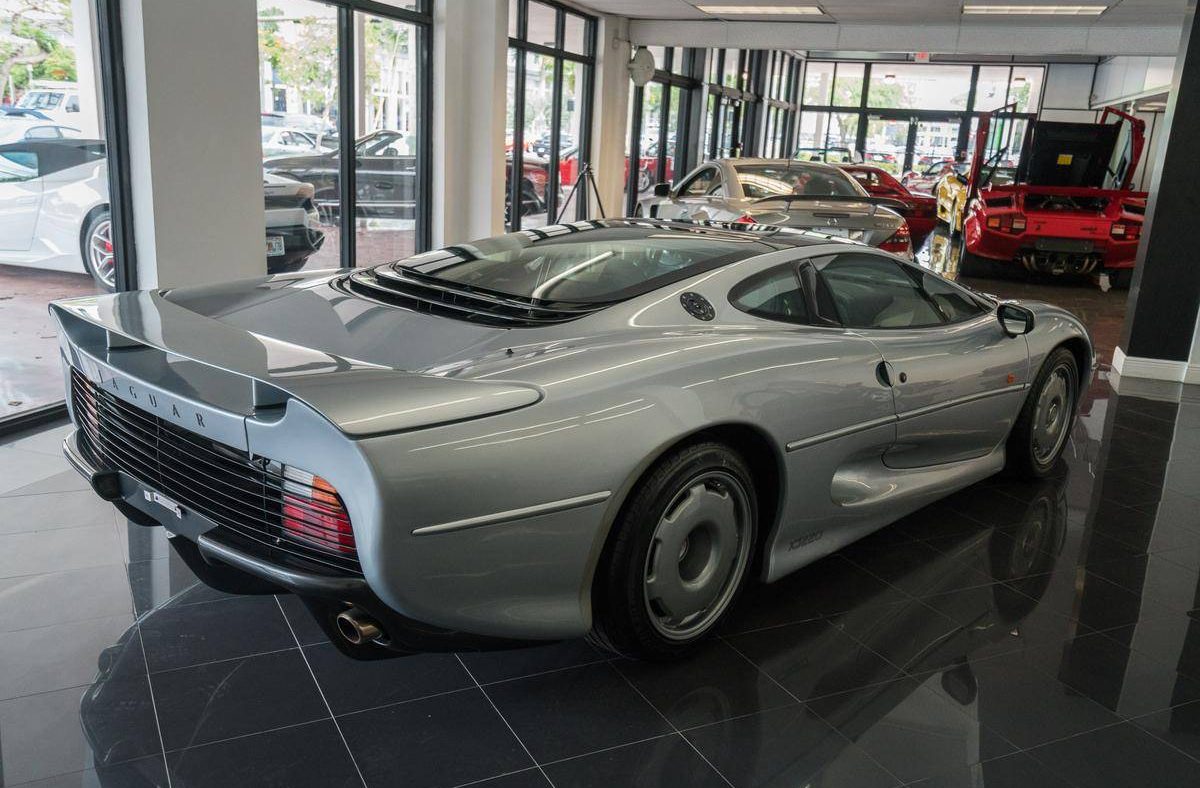 jaguar XJ220