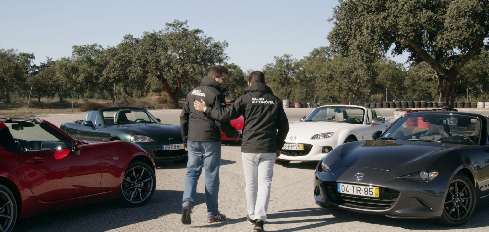Diogo e Guilherme entre as quatro gerações de Mazda MX-5