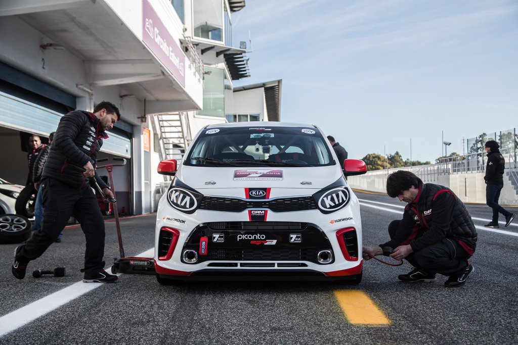 Conduzimos o Kia Picanto GT Cup. A fundo no Estoril!