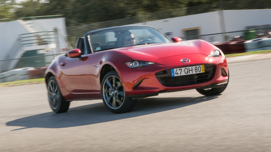 Mazda MX-5 com mais de 180 cv a caminho. Chegará à Europa? Carros-de-tra%C3%A7%C3%A3o-traseira_mazda_mx-5_925x520_acf_cropped