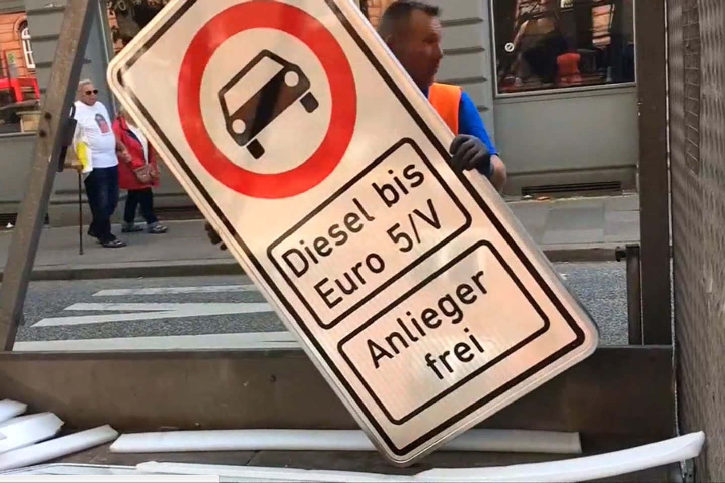 Sinal de proibição de circulação a carros Diesel anteriores a Euro 5 em Hamburgo