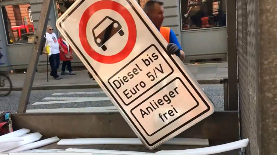 Sinal de proibição de circulação a carros Diesel anteriores a Euro 5 em Hamburgo