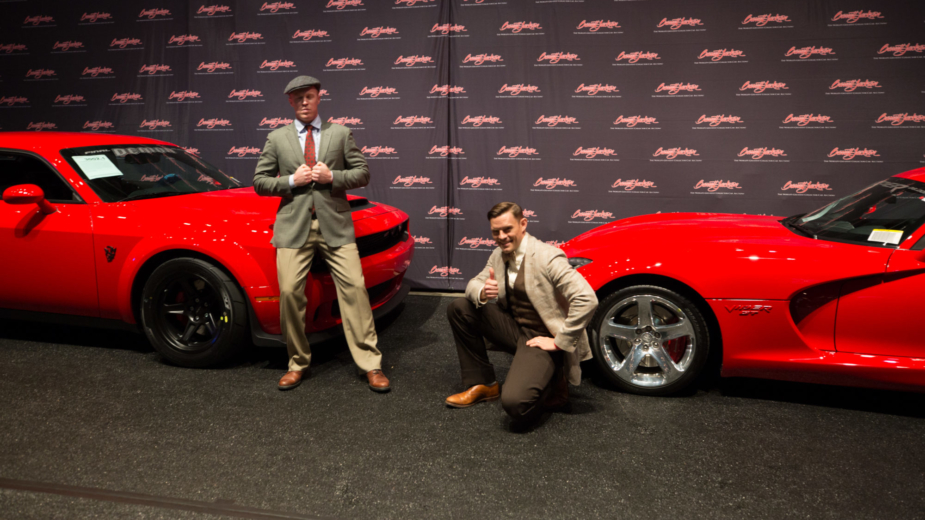 Dodge Demon e Dodge Viper, com irmãos Dodge