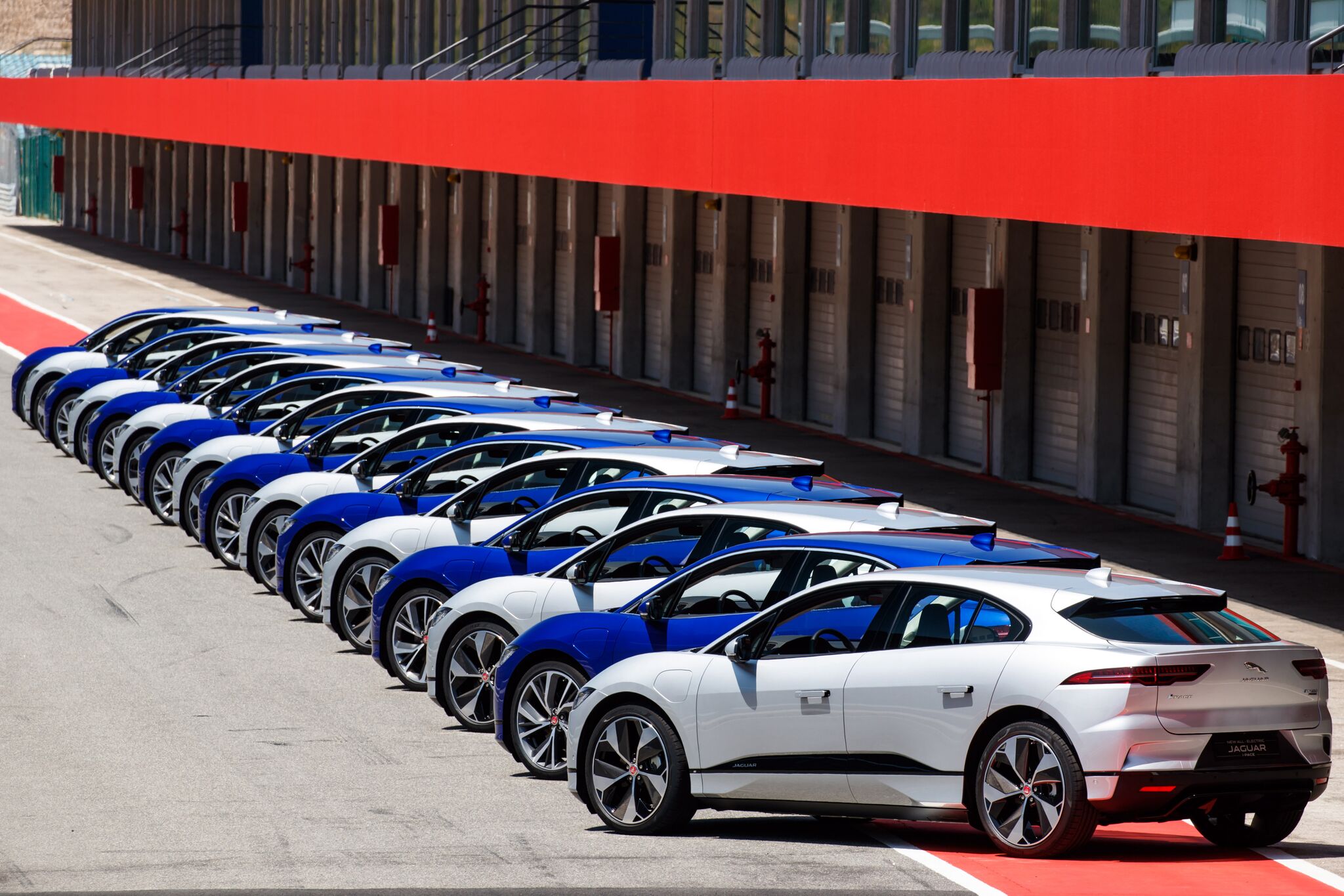 Jaguar I-PACE eTROPHY: primeira corrida com carros elétricos de produção -  Carro Elétrico