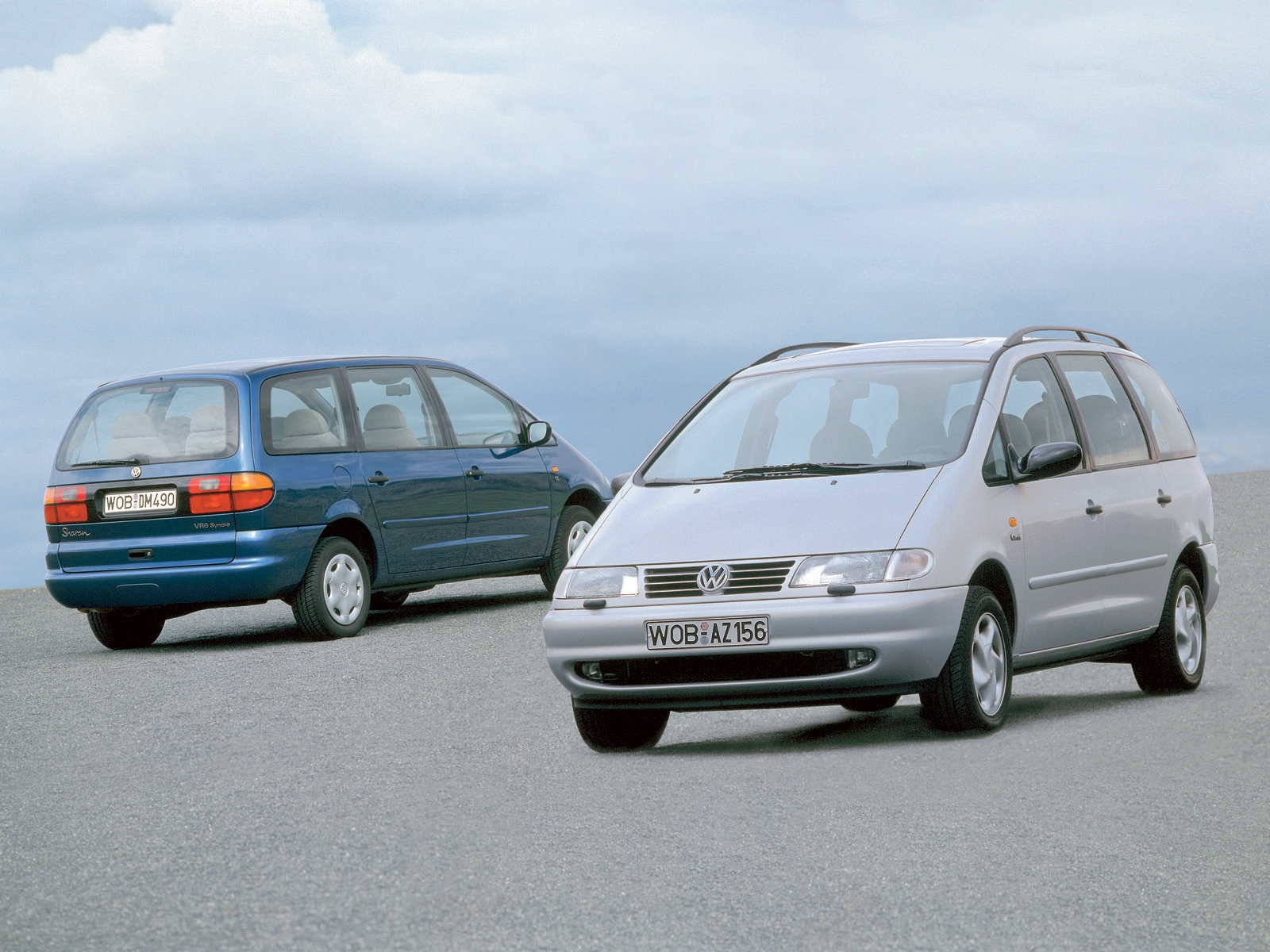 dois Volkswagen Sharan de frente e traseira