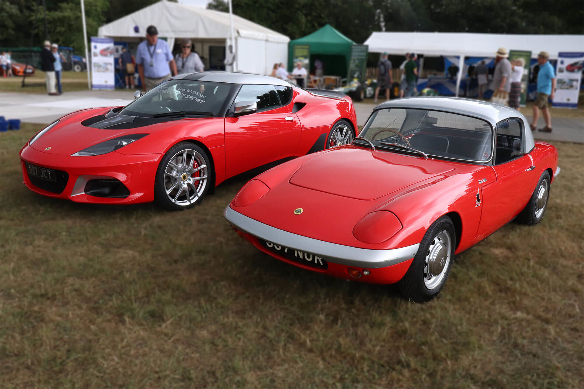 Lotus Evora GT410 com Lotus Elan S2 de Jim Clark