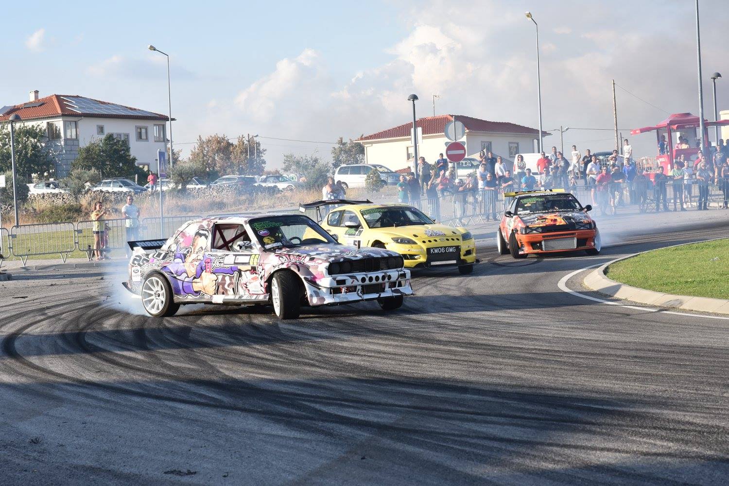 Tens coragem para andar à pendura num carro de drift?