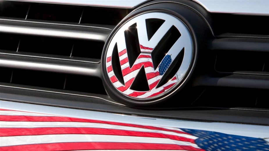 Volkswagen e bandeira norte-americana refletida