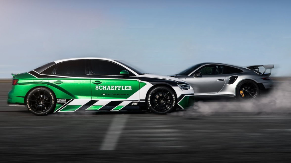 Audi RS3 da Schaeffler 4ePerformance contra Porsche 911 GT2 RS