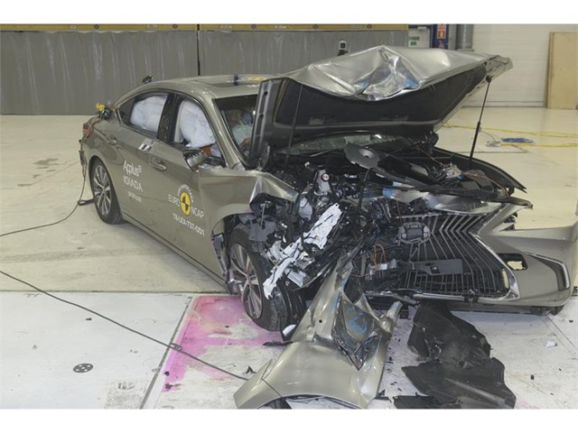 Lexus ES crash-test