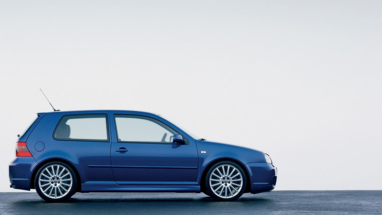 Volkswagen Golf R32 três portas, de perfil