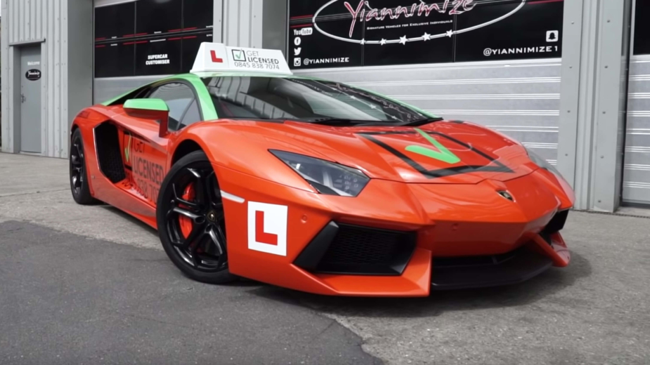 Lamborghini Aventador, carro de instrução