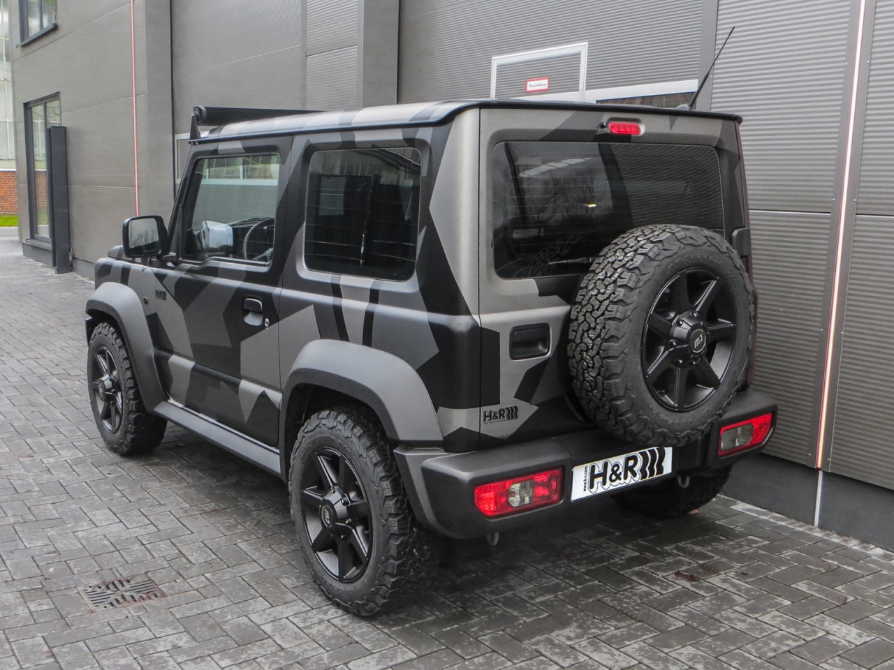 Suzuki Jimny com kit de suspensão H&R