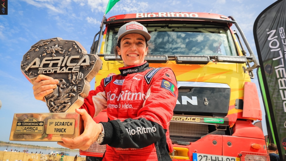 Elisabete Jacinto com taça Africa Eco Race