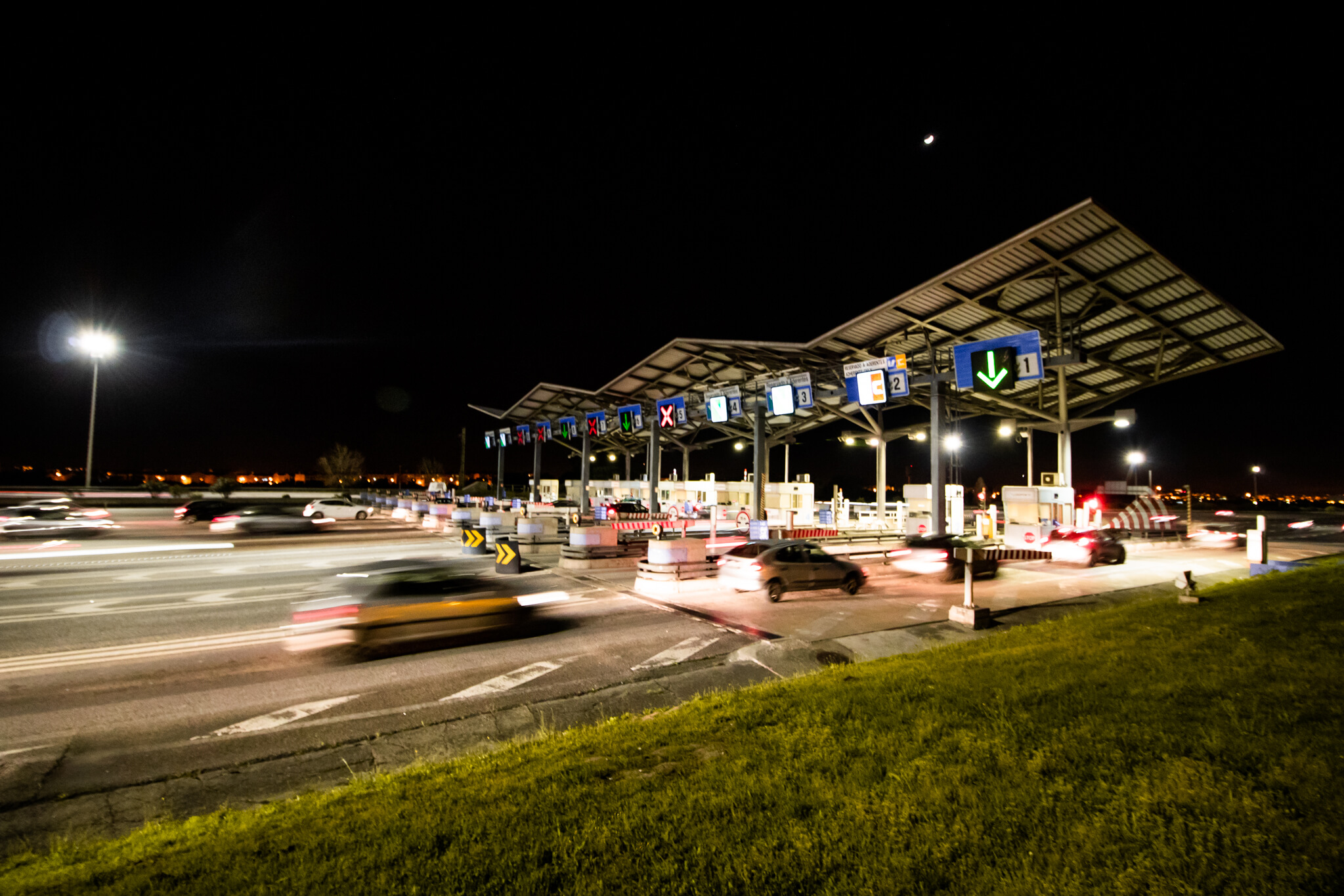 Praça das portagens na ponte Vasco da Gama à noite