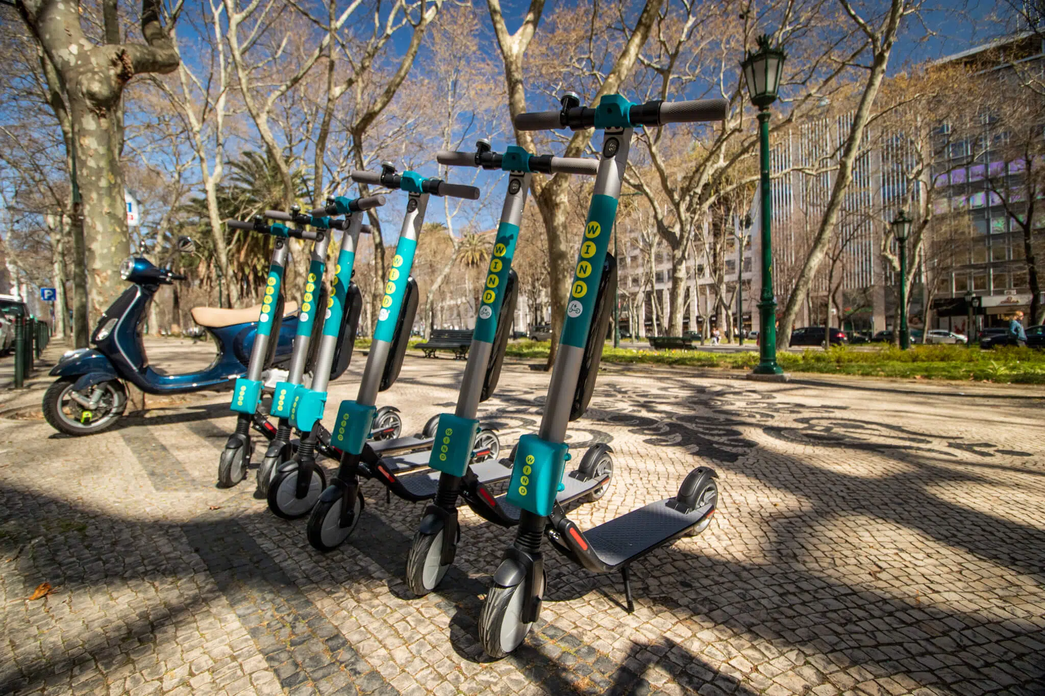 Trotinetas elétricas estacionadas