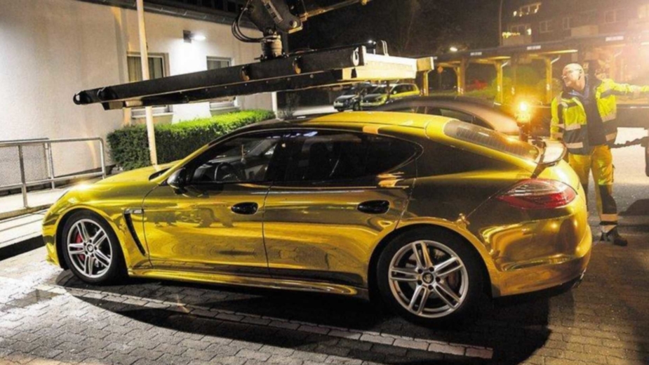 Porsche Panamera dourado