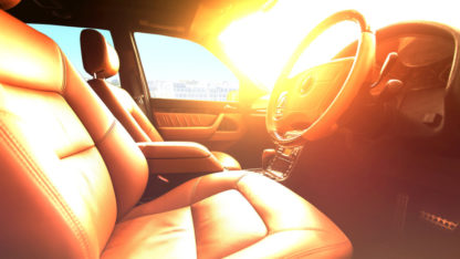 Interior de carro ao sol