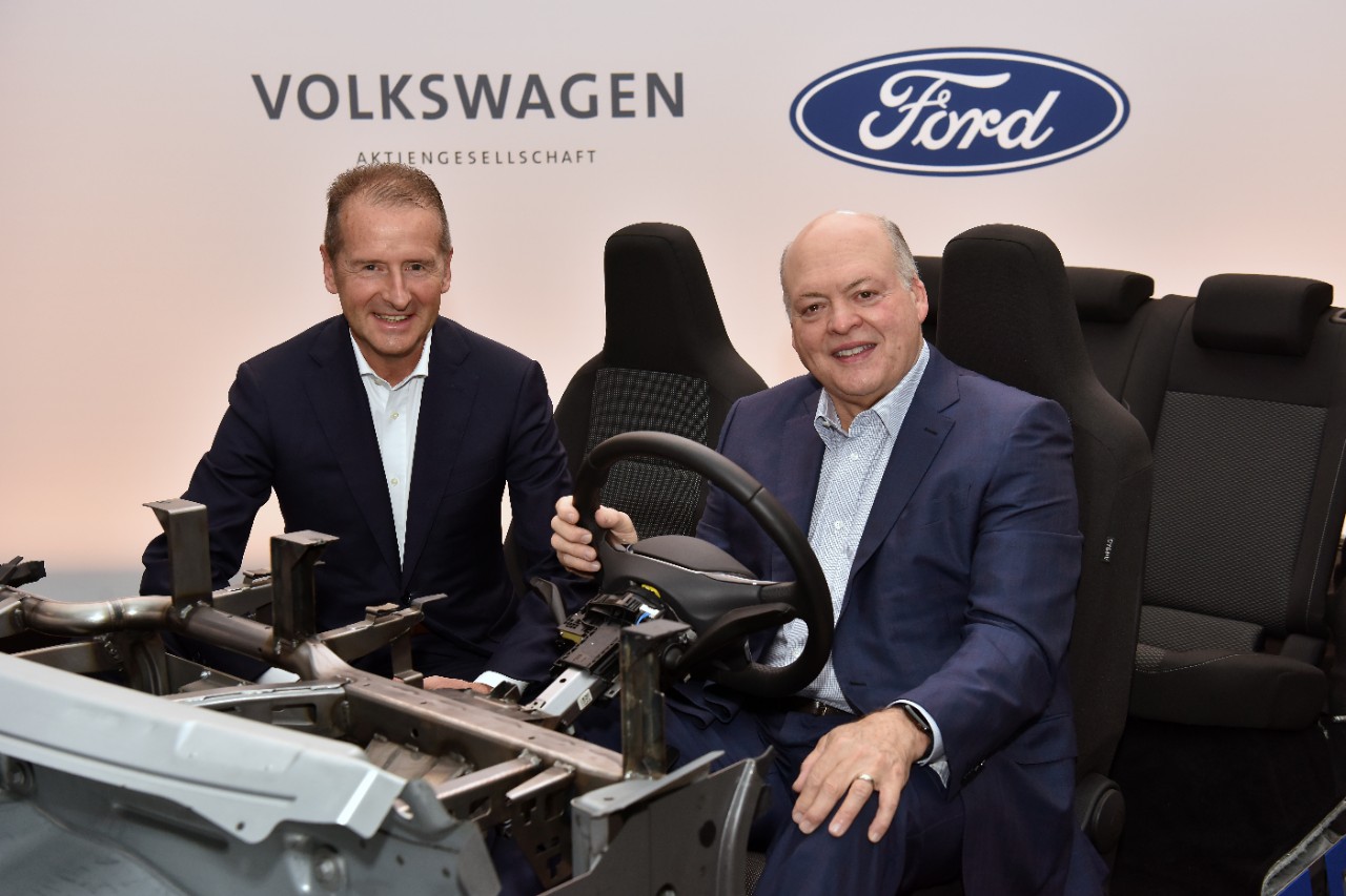 Herbert Diess, CEO da Volkswagen; Jim Hackett, CEO e Presidente da Ford