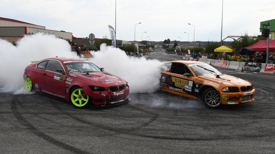 Tens coragem para andar à pendura num carro de drift?