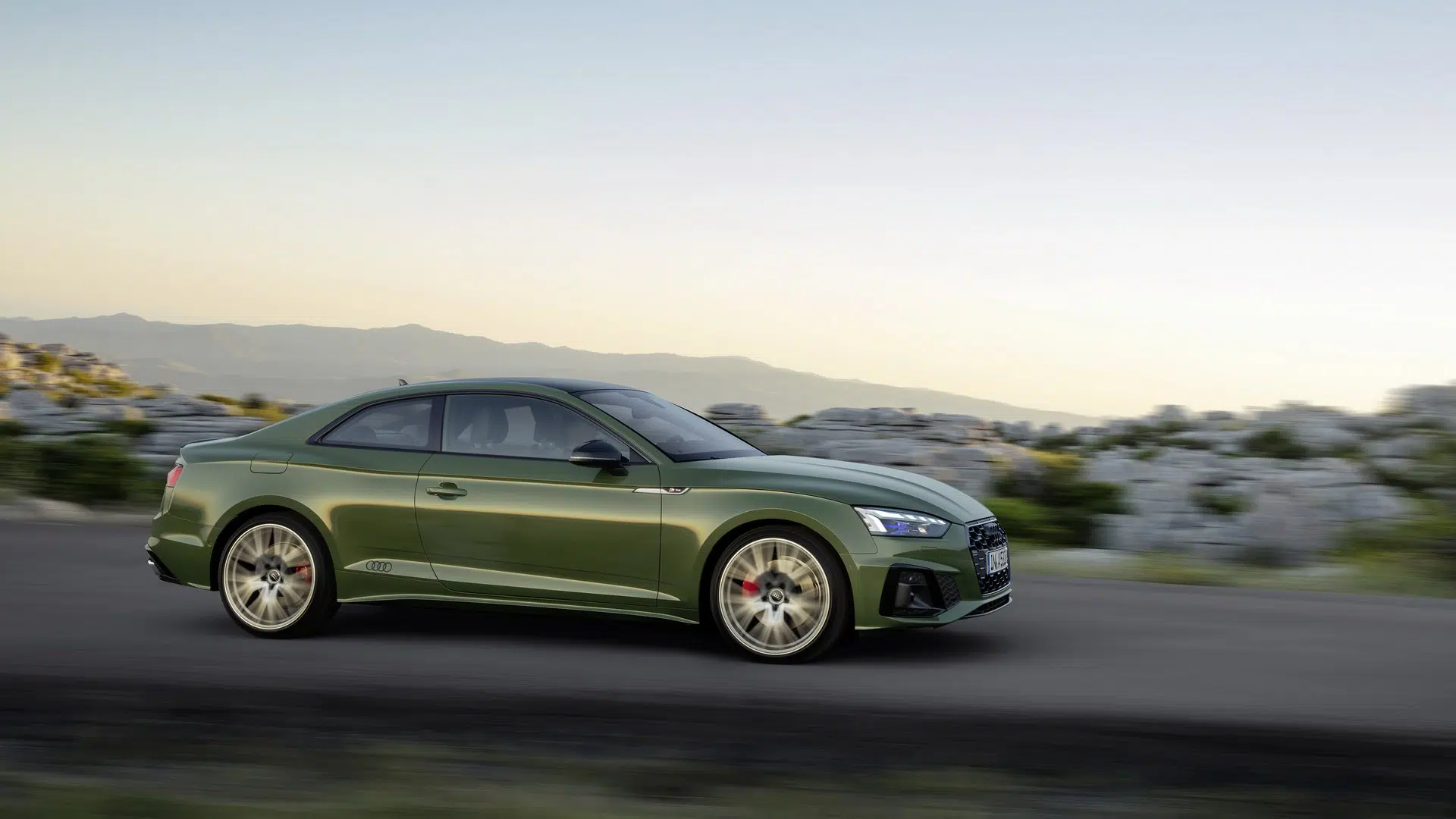 Audi A5 coupe na estrada, perfil