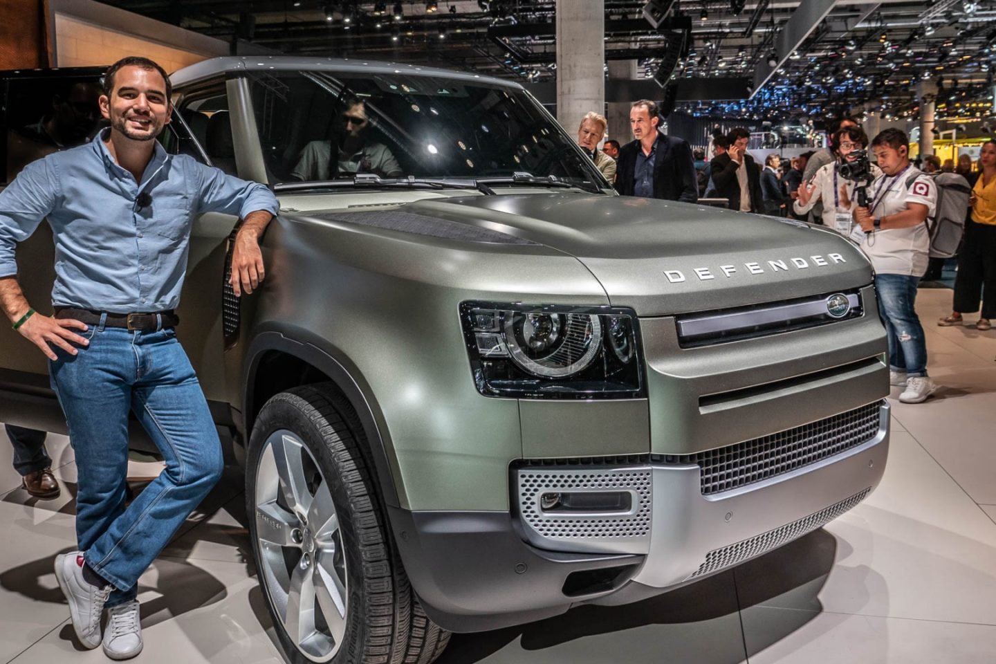 Guilherme Costa ao lado do Land Rover Defender no Salão de Frankfurt