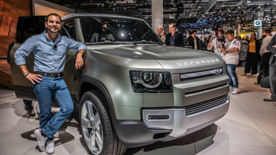 Guilherme Costa ao lado do Land Rover Defender no Salão de Frankfurt