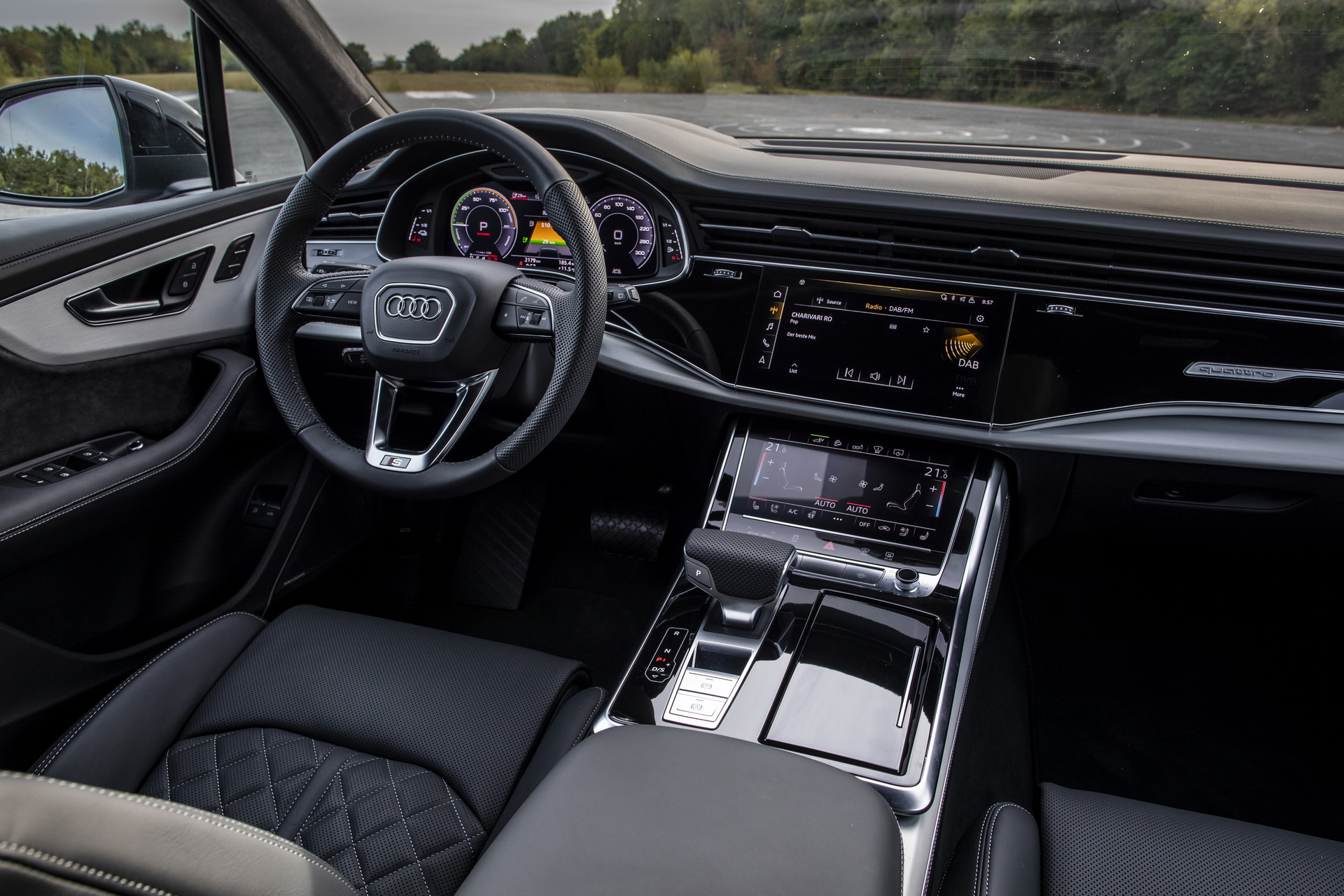 O Audi Q7 recebeu uma versão híbrida plugin e agora também se liga à