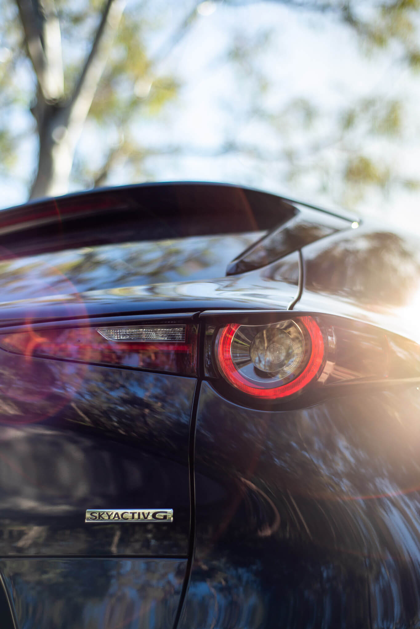 Detalhe ótica traseira mais emblema Skyactiv-G