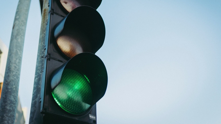 Peões não desviam olhos do telemóvel para atravessar a rua? Hong Kong tem  uma solução luminosa