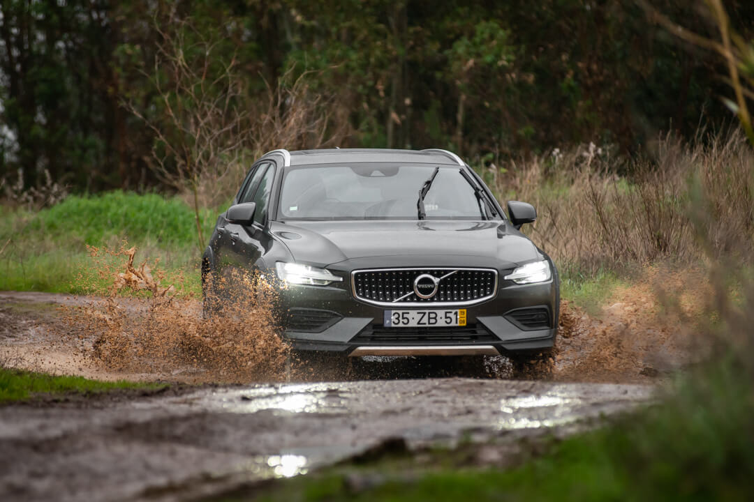 Audi A4 Allroad 40 TDI vs Volvo V60 Cross Country D4 190