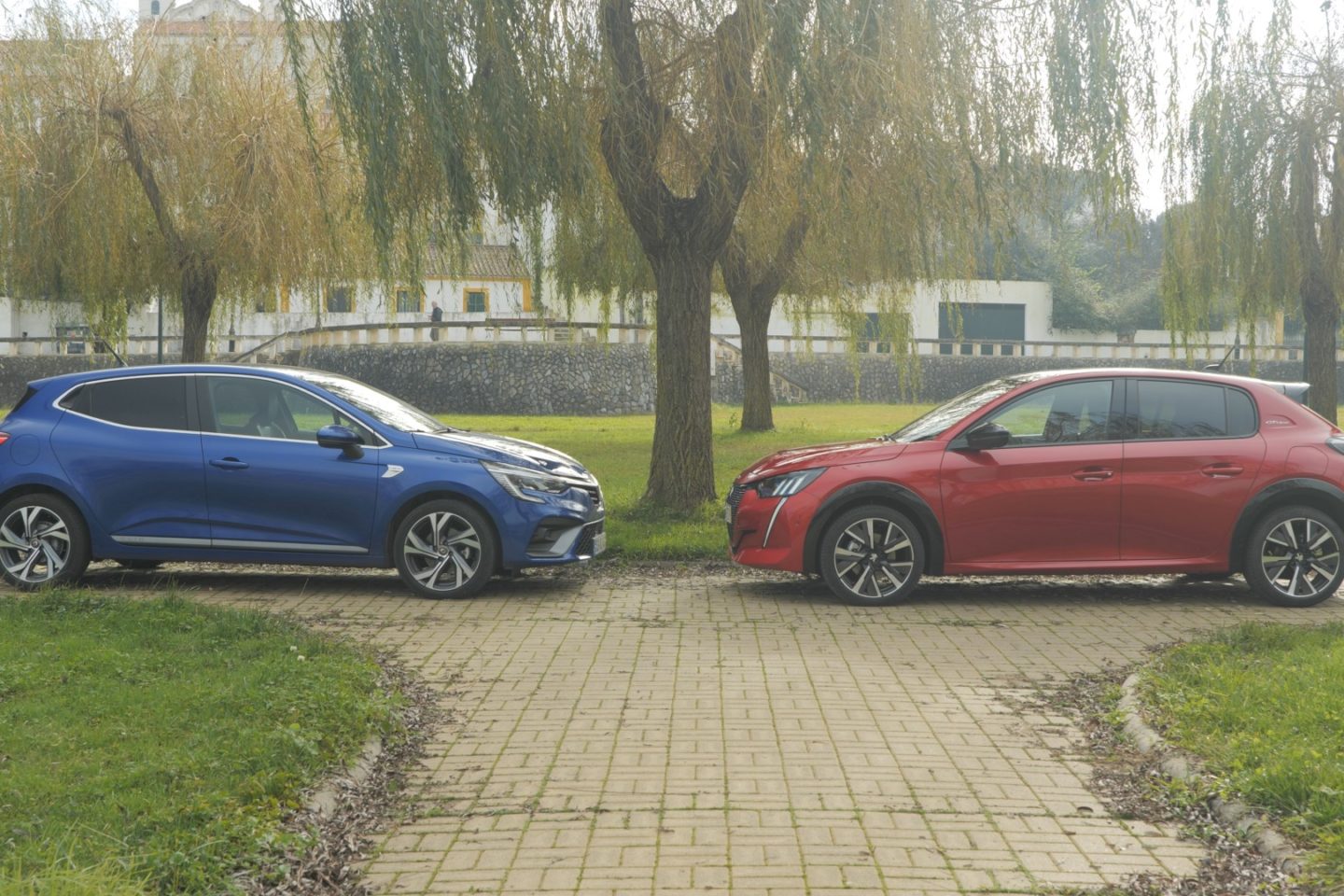 comparativo peugeot 208 renault clio 2020