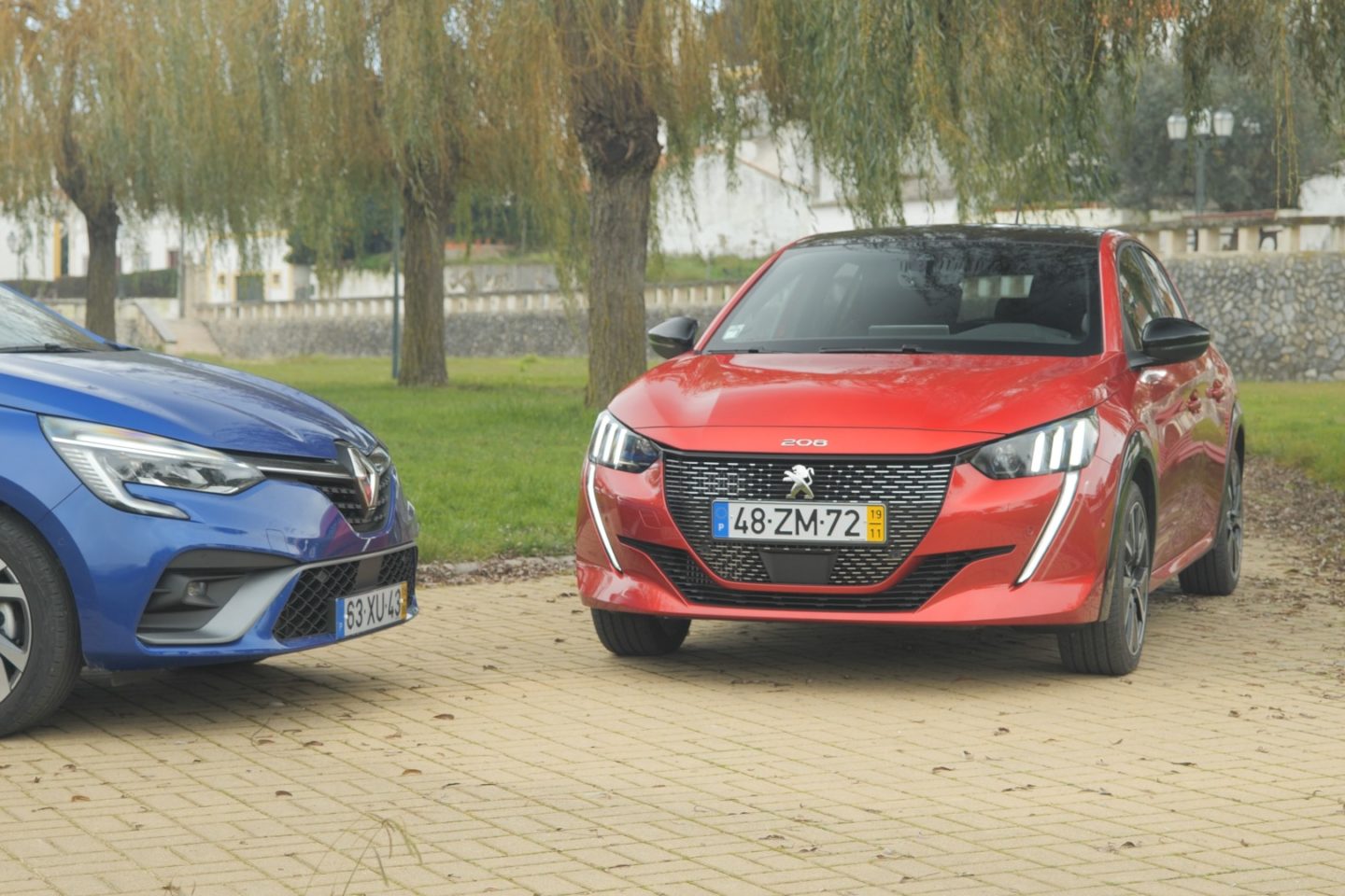 comparativo peugeot 208 renault clio 2020