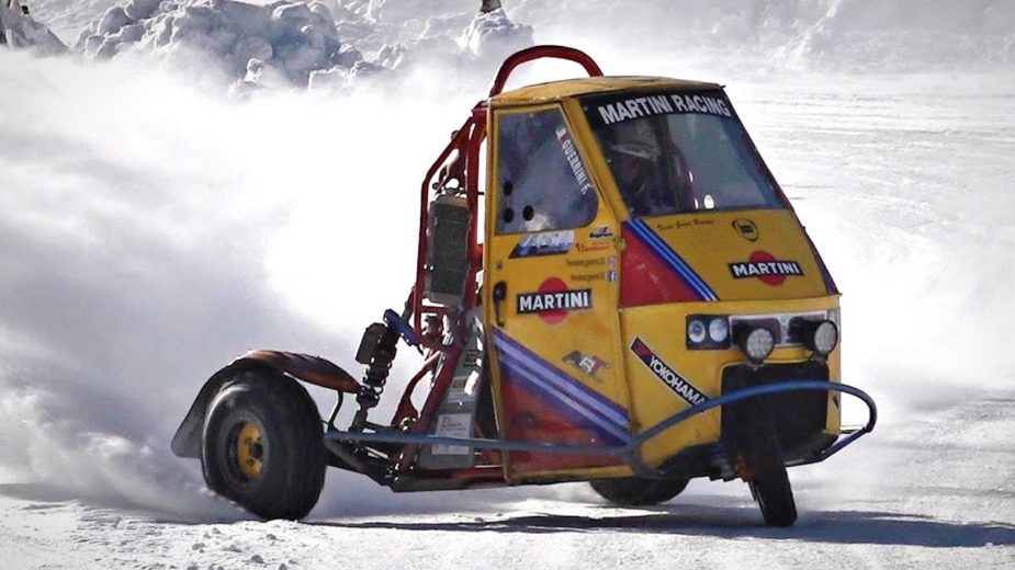 Tens coragem para andar à pendura num carro de drift?