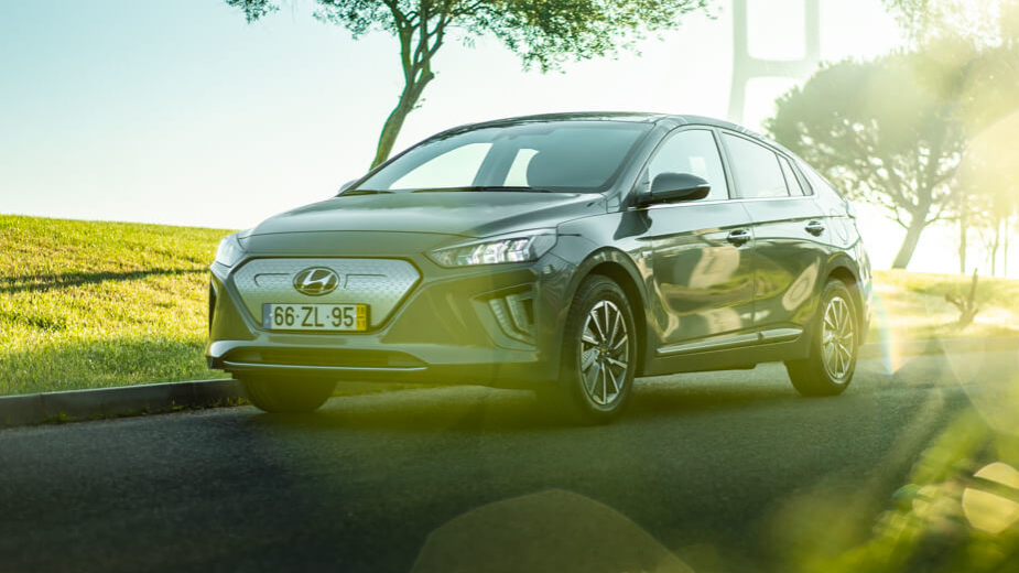Testámos o renovado Hyundai Ioniq EV que promete mais autonomia, mas há mais novidades