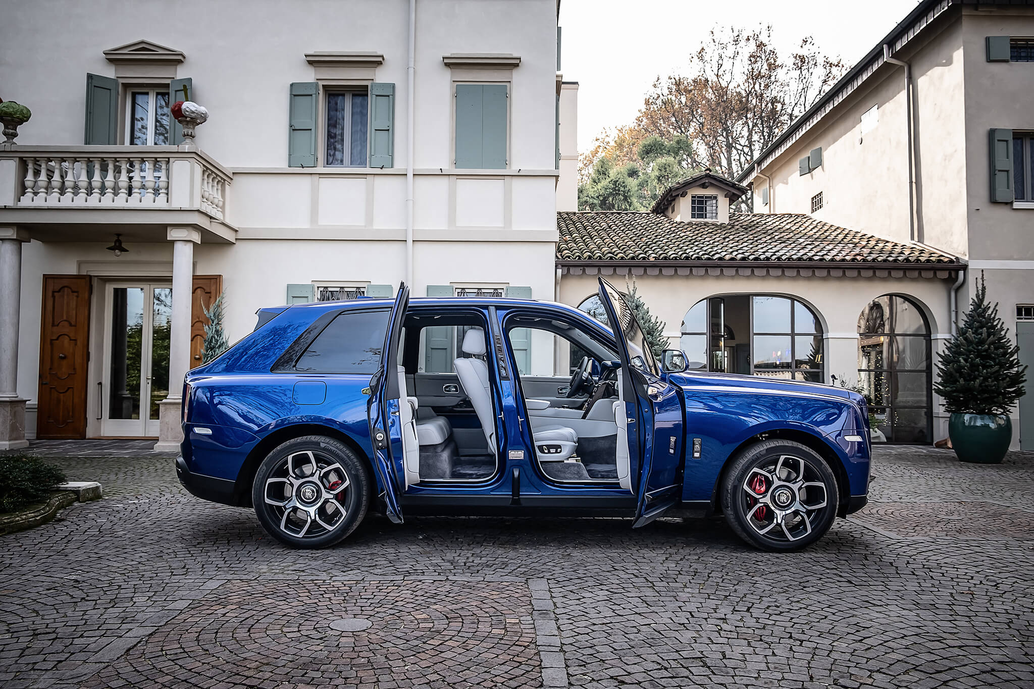 Há luxo e depois… há luxo. Ao volante do Cullinan Black Badge, o SUV mais  exclusivo do mundo – Razão Automóvel