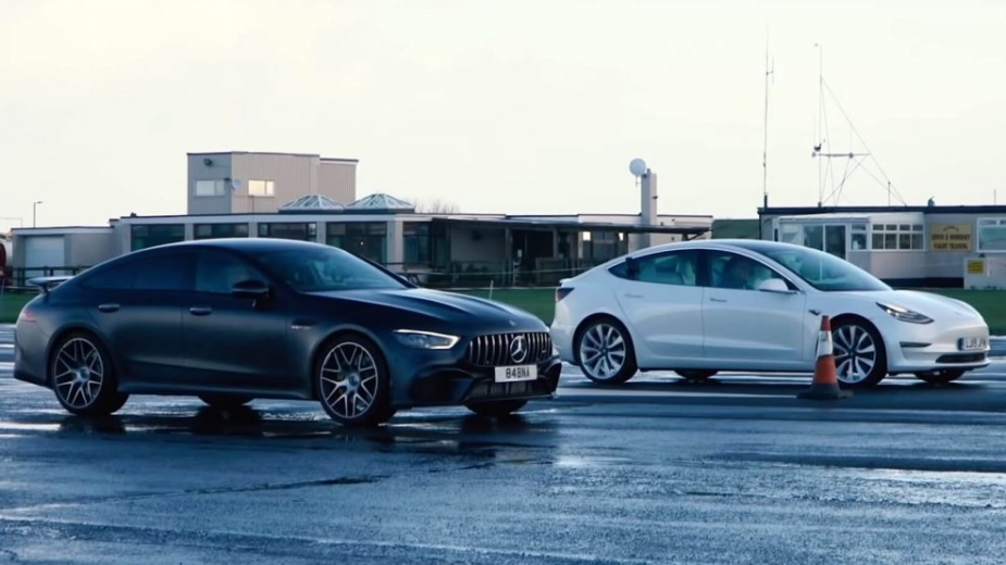 Tesla Model 3 Performance e Mercedes-AMG GT 63 S 4 portas