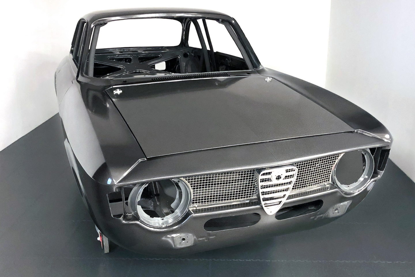 Alfaholics GTA-R 300 carroçaria fibra de carbono