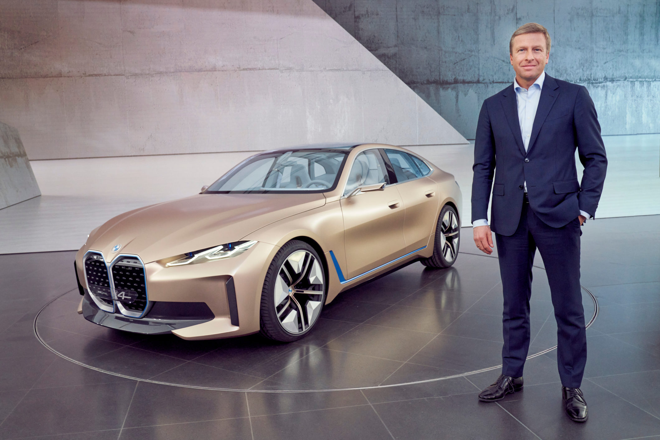 BMW Concept i4 com Oliver Zipse, CEO da marca