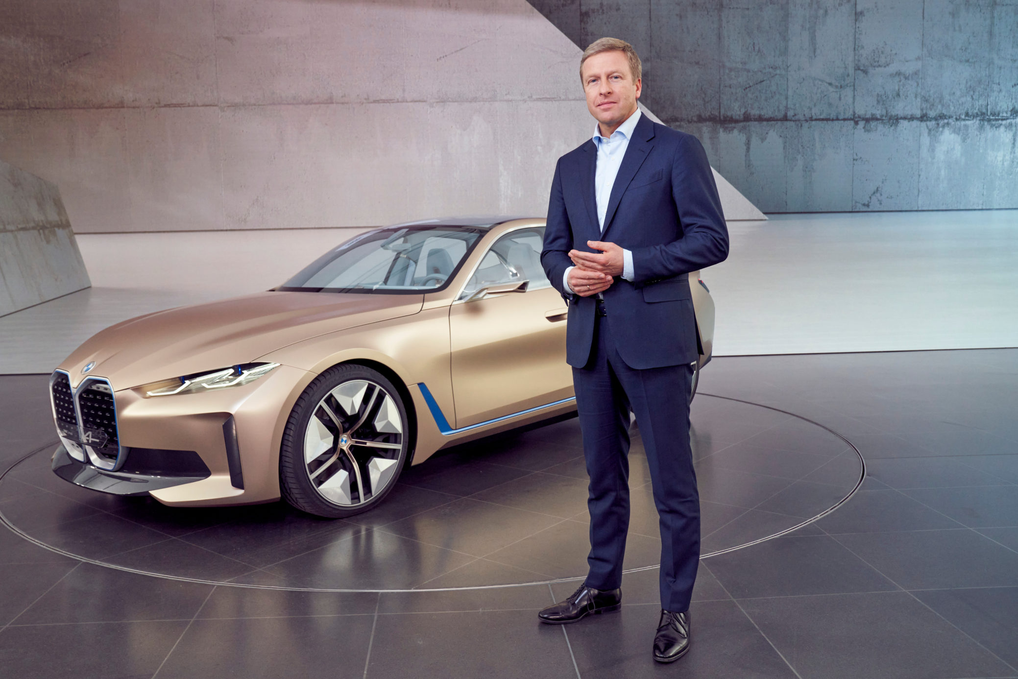 BMW Concept i4 com Oliver Zipse, CEO da marca