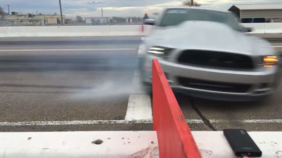 Ford Mustang drag race de lado