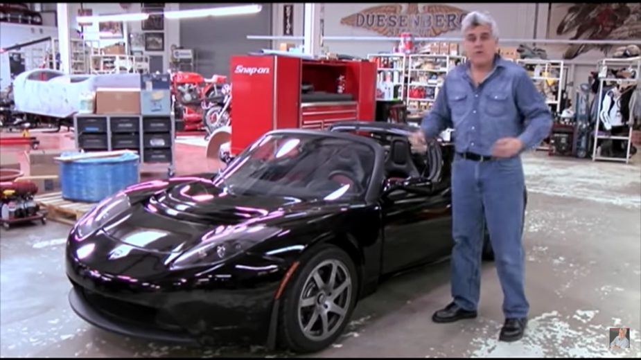 Jay Leno com primeiro Tesla Roadster 2007