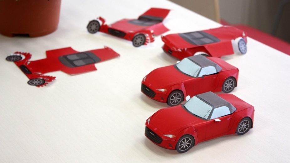 Mazda carro de papel