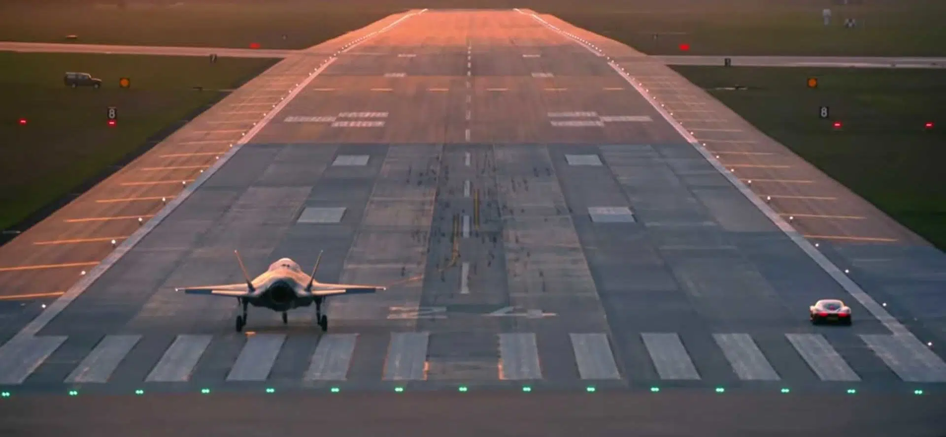 McLaren Speedtail vs F-35