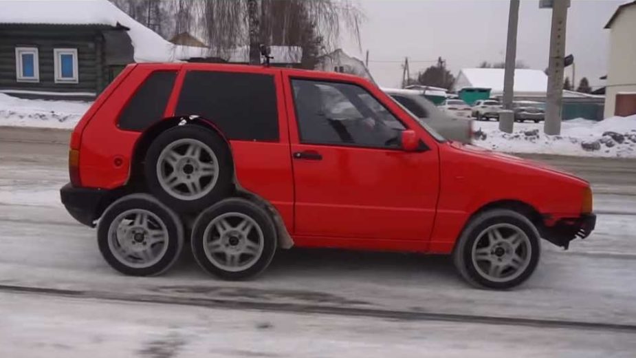 Fiat Uno com oito rodas