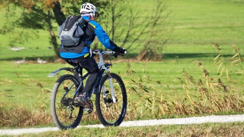 Ciclista num caminho