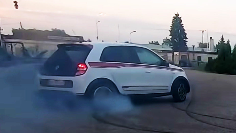 Tens coragem para andar à pendura num carro de drift?